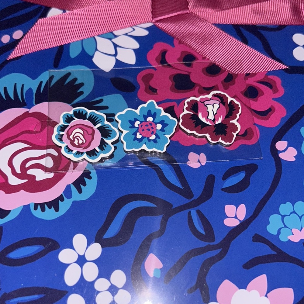 Vera Bradley memo board Magnetic board w/3 magnets Includes ribbon for hanging - Picture 5 of 5